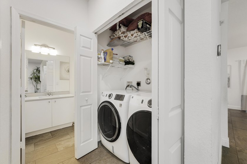Beautifully renovated 3-bedroom, 2.5-bathroom townhome in the - photo 15