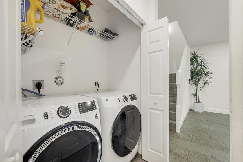 Beautifully renovated 3-bedroom, 2.5-bathroom townhome in the - photo 16