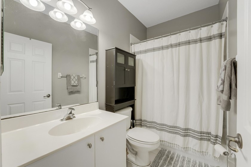 Beautifully renovated 3-bedroom, 2.5-bathroom townhome in the - photo 17