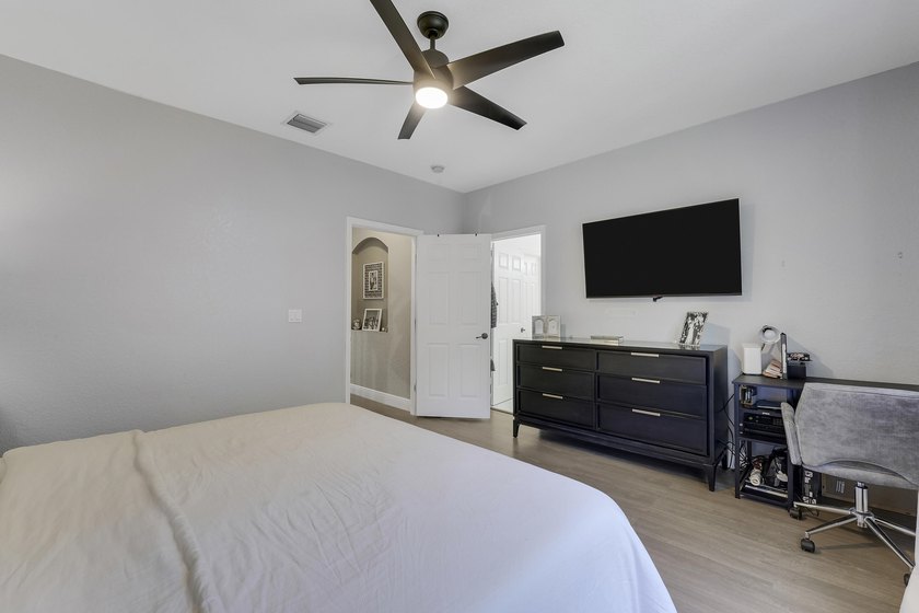 Beautifully renovated 3-bedroom, 2.5-bathroom townhome in the - photo 19