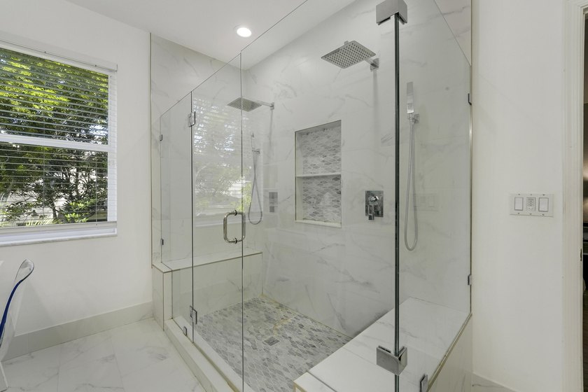 Beautifully renovated 3-bedroom, 2.5-bathroom townhome in the - photo 21