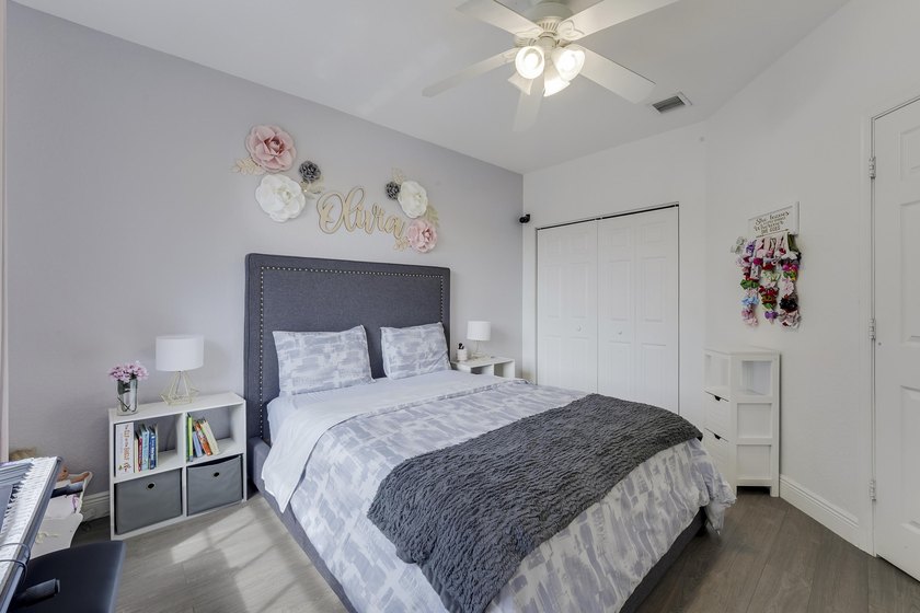 Beautifully renovated 3-bedroom, 2.5-bathroom townhome in the - photo 25
