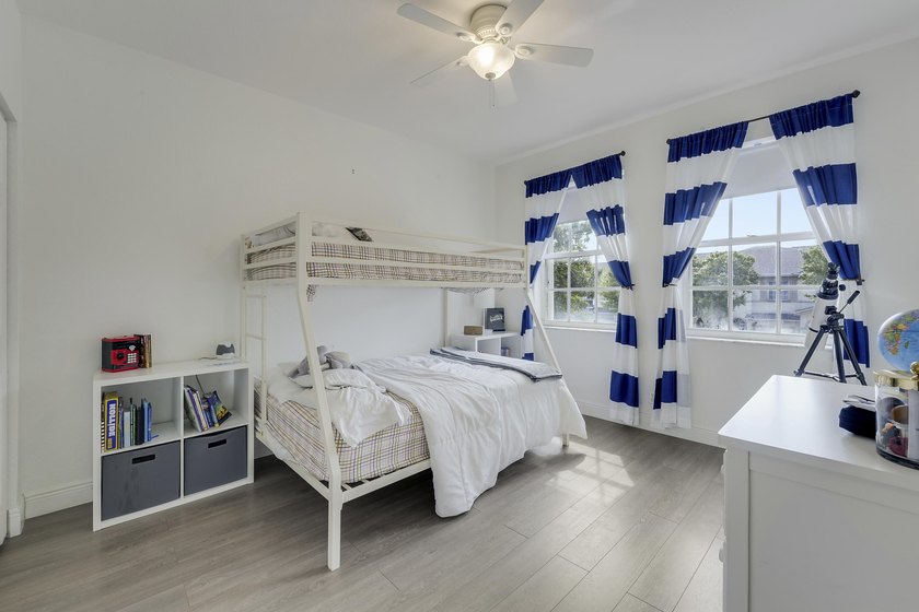 Beautifully renovated 3-bedroom, 2.5-bathroom townhome in the - photo 27