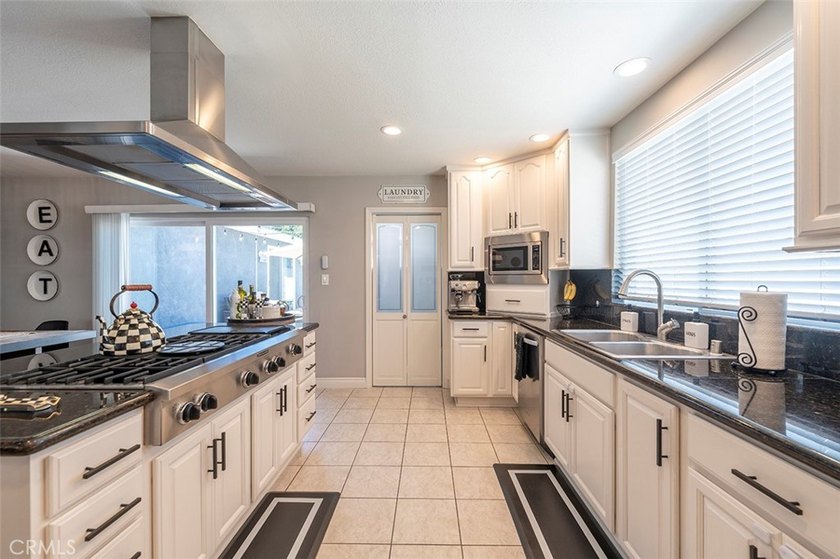 Beautifully maintained four-bedroom home in an ideal location - photo 8
