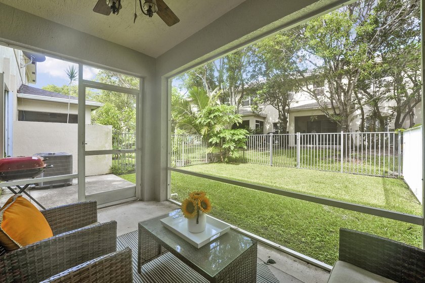 Beautifully renovated 3-bedroom, 2.5-bathroom townhome in the - photo 29