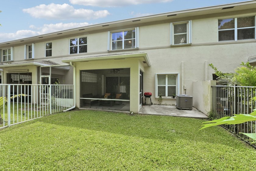 Beautifully renovated 3-bedroom, 2.5-bathroom townhome in the - photo 31