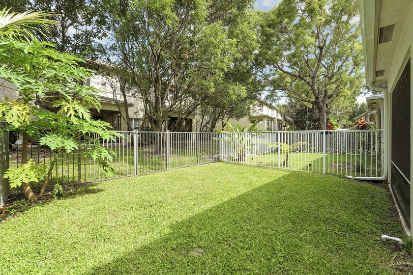 Beautifully renovated 3-bedroom, 2.5-bathroom townhome in the - photo 33