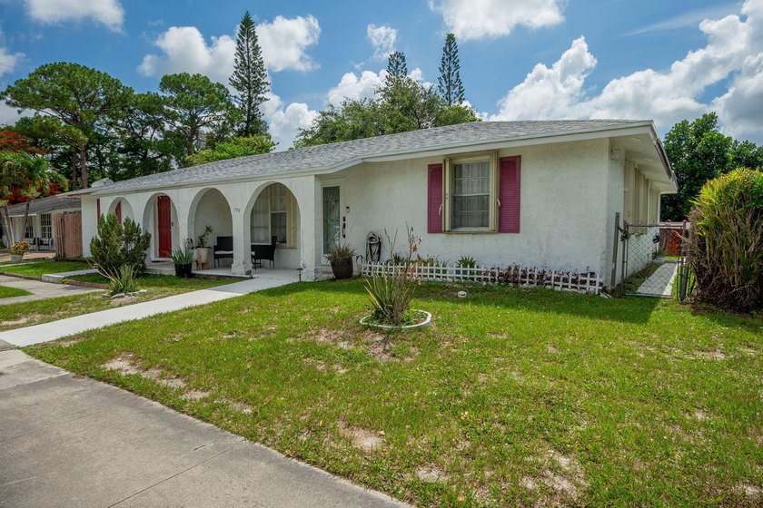 Centrally located in West Palm Beach, this spacious and - photo 2