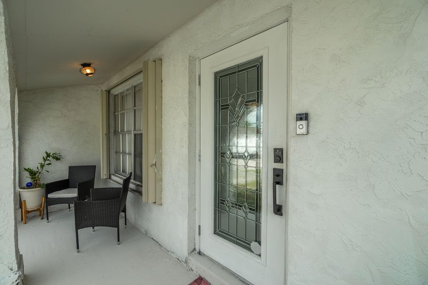 Centrally located in West Palm Beach, this spacious and - photo 4