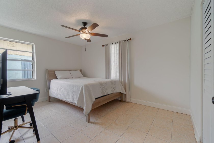 Centrally located in West Palm Beach, this spacious and - photo 7
