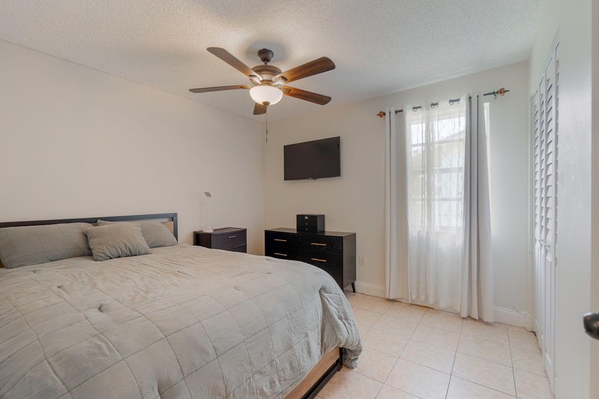 Centrally located in West Palm Beach, this spacious and - photo 10
