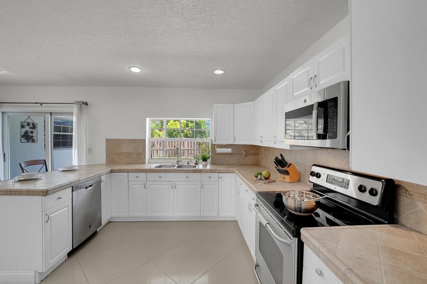 NO HOA! Move in Ready, Freshly painted 3-bedroom, 3-bath home - photo 12