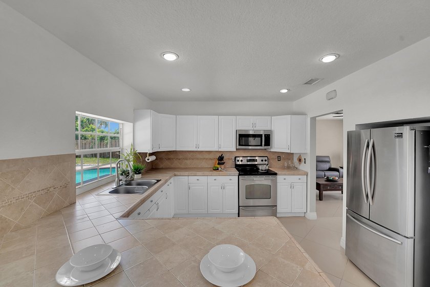 NO HOA! Move in Ready, Freshly painted 3-bedroom, 3-bath home - photo 13
