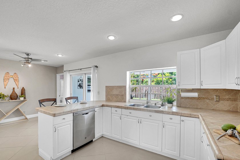 NO HOA! Move in Ready, Freshly painted 3-bedroom, 3-bath home - photo 14