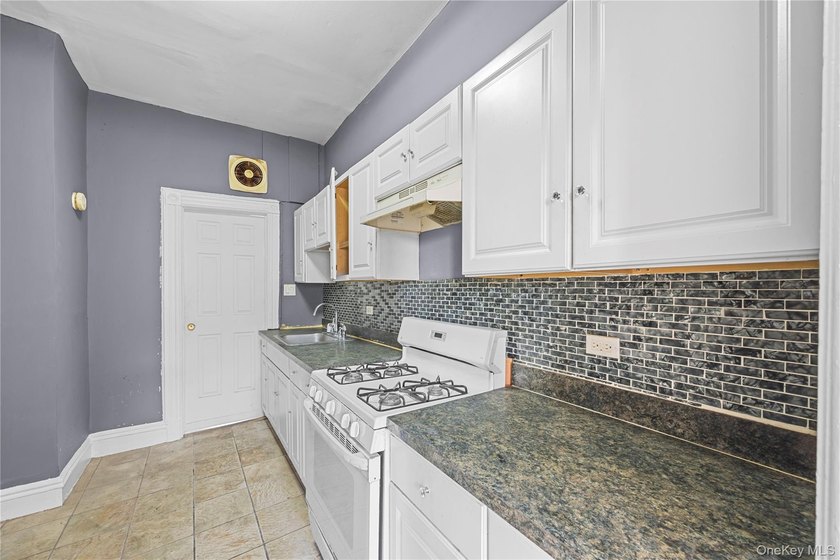 JUST LISTED! SPACIOUS 6 BEDROOM, 3.5 BATH MULTI-FAMILY HOME IN - photo 15