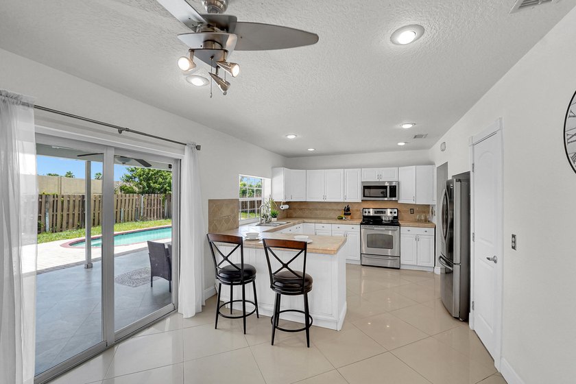 NO HOA! Move in Ready, Freshly painted 3-bedroom, 3-bath home - photo 16