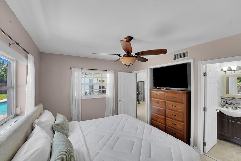 NO HOA! Move in Ready, Freshly painted 3-bedroom, 3-bath home - photo 22