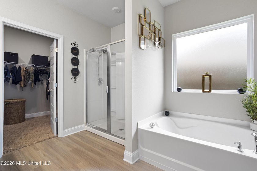 Welcome home to this beautifully maintained 4-bedroom, 3-bath - photo 24