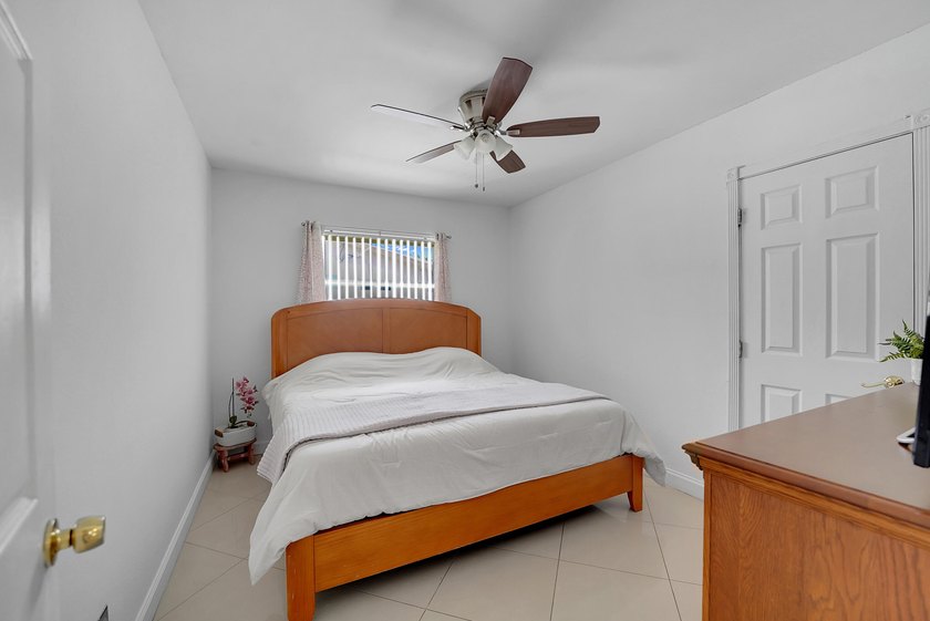 NO HOA! Move in Ready, Freshly painted 3-bedroom, 3-bath home - photo 24