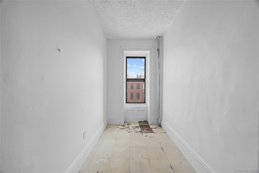 JUST LISTED! SPACIOUS 6 BEDROOM, 3.5 BATH MULTI-FAMILY HOME IN - photo 25