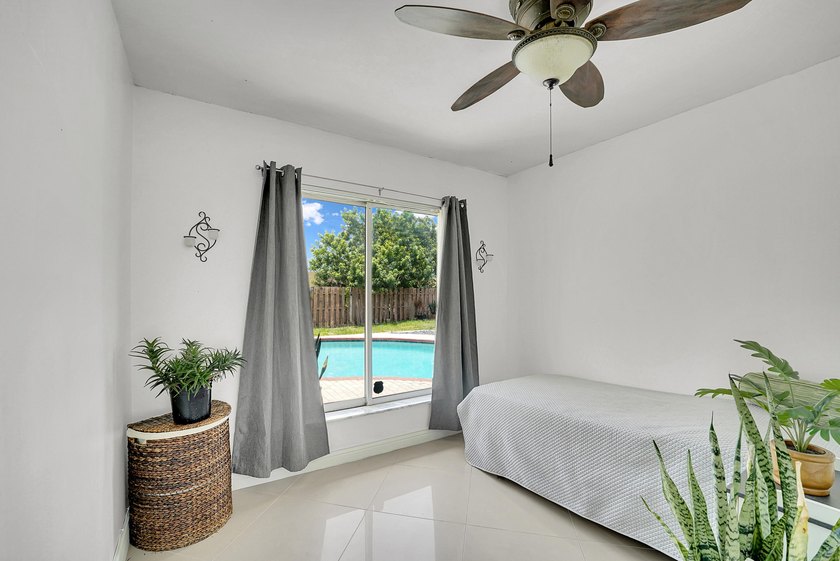 NO HOA! Move in Ready, Freshly painted 3-bedroom, 3-bath home - photo 29