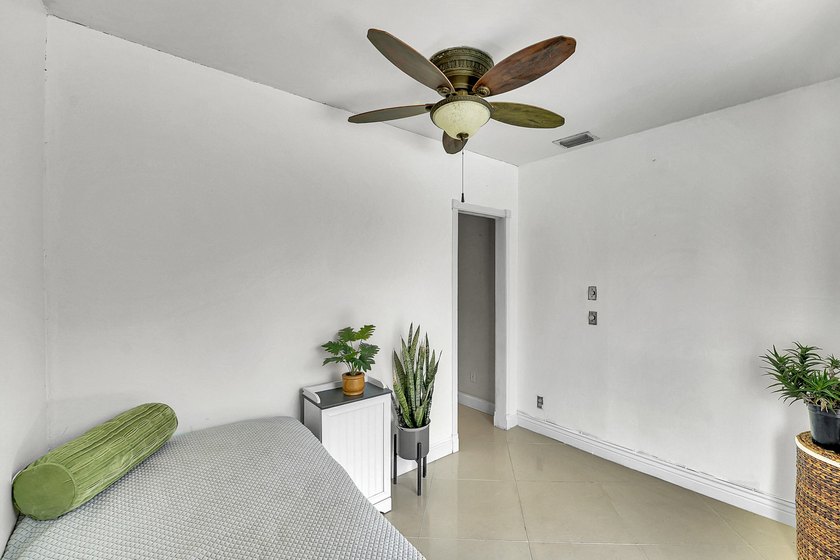 NO HOA! Move in Ready, Freshly painted 3-bedroom, 3-bath home - photo 30