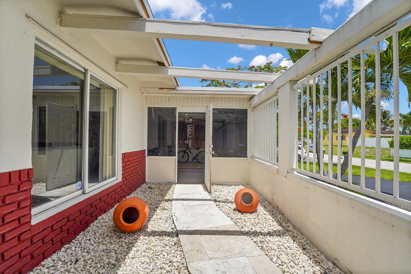 NO HOA! Move in Ready, Freshly painted 3-bedroom, 3-bath home - photo 31