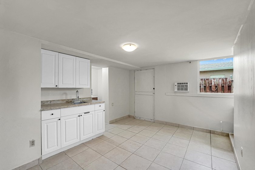 NO HOA! Move in Ready, Freshly painted 3-bedroom, 3-bath home - photo 33