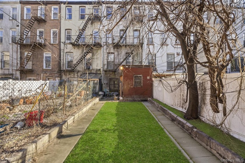 JUST LISTED! SPACIOUS 6 BEDROOM, 3.5 BATH MULTI-FAMILY HOME IN - photo 35
