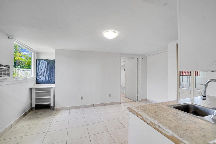 NO HOA! Move in Ready, Freshly painted 3-bedroom, 3-bath home - photo 36