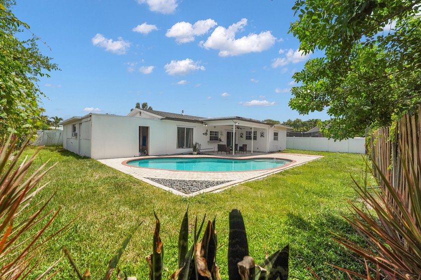 NO HOA! Move in Ready, Freshly painted 3-bedroom, 3-bath home - photo 41