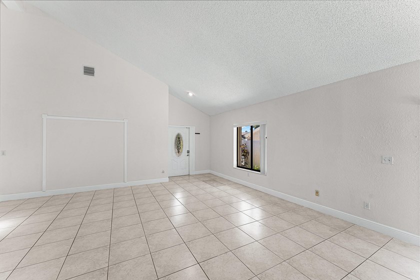 Welcome to this charming 3-bedroom, 2-bathroom villa located in - photo 6