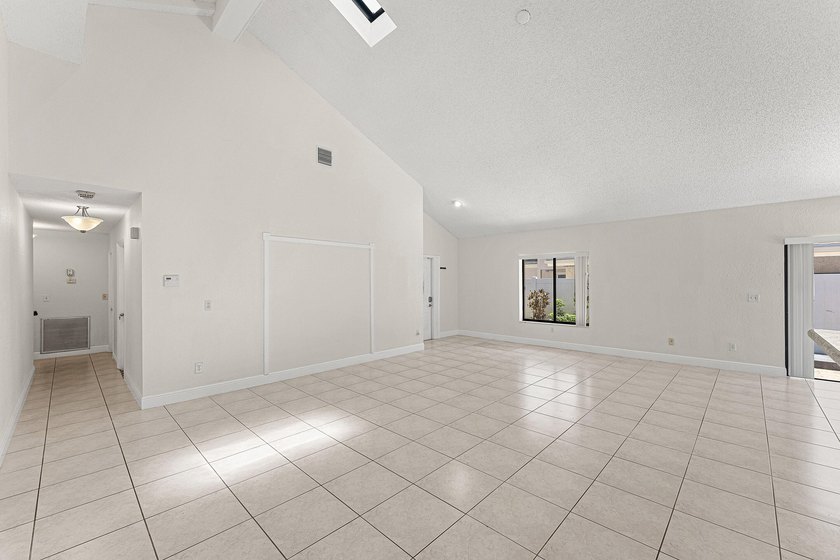 Welcome to this charming 3-bedroom, 2-bathroom villa located in - photo 7