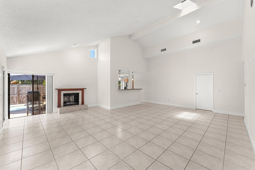 Welcome to this charming 3-bedroom, 2-bathroom villa located in - photo 9