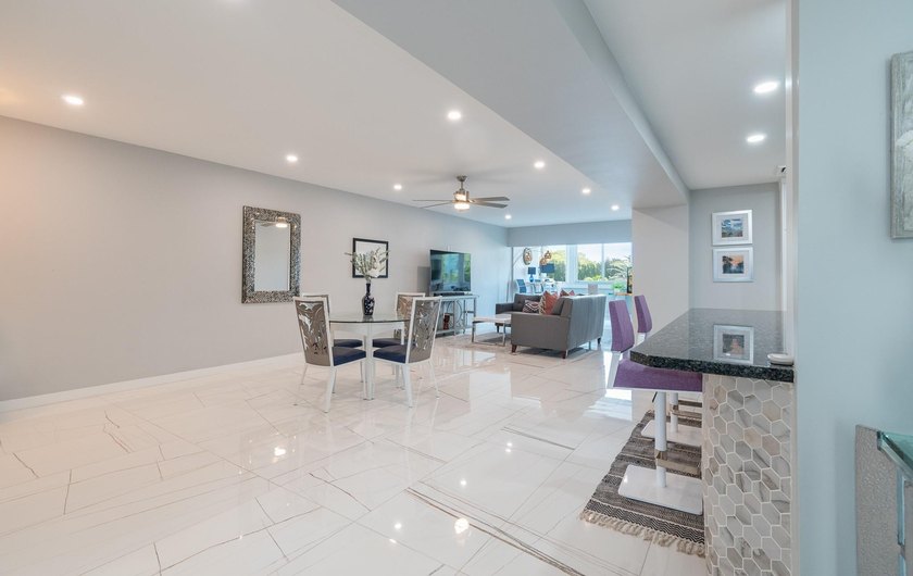 Owner offers a very competitive price. Outstanding 2/2 unit with - photo 2