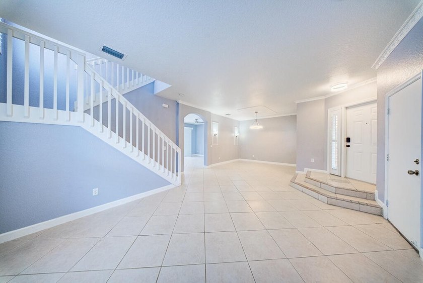 Welcome to this beautifully maintained 4-bedroom, 2.5-bathroom - photo 11