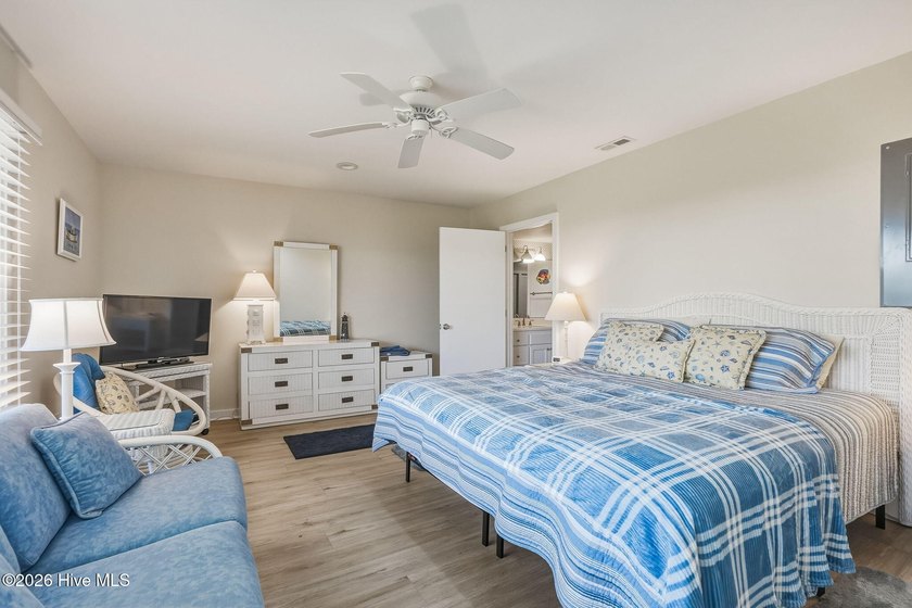 Amazing ocean views and effortless coastal living await in this - photo 12