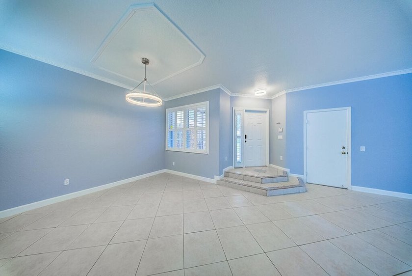 Welcome to this beautifully maintained 4-bedroom, 2.5-bathroom - photo 12