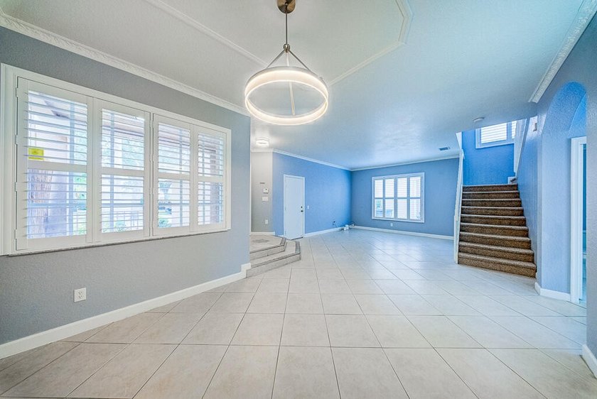 Welcome to this beautifully maintained 4-bedroom, 2.5-bathroom - photo 13