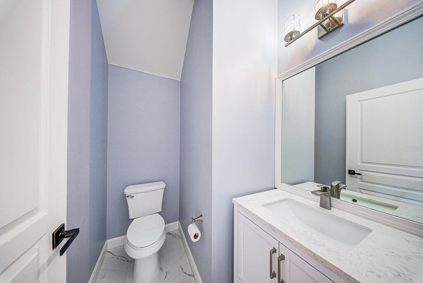 Welcome to this beautifully maintained 4-bedroom, 2.5-bathroom - photo 14