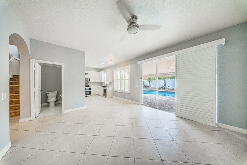 Welcome to this beautifully maintained 4-bedroom, 2.5-bathroom - photo 16
