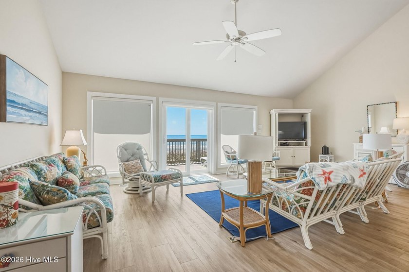 Amazing ocean views and effortless coastal living await in this - photo 18