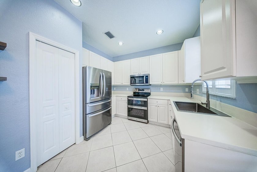 Welcome to this beautifully maintained 4-bedroom, 2.5-bathroom - photo 19