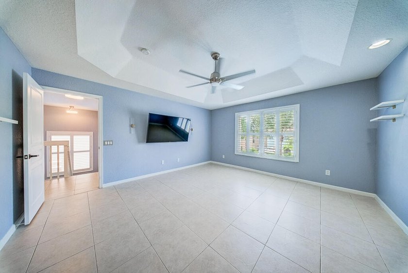 Welcome to this beautifully maintained 4-bedroom, 2.5-bathroom - photo 23