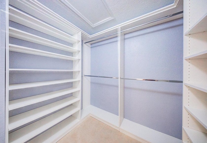 Welcome to this beautifully maintained 4-bedroom, 2.5-bathroom - photo 25