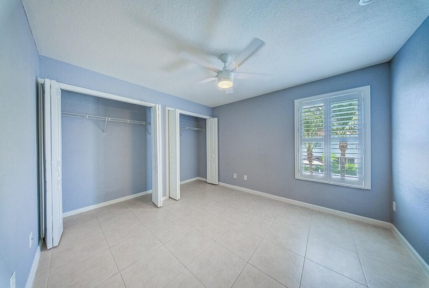 Welcome to this beautifully maintained 4-bedroom, 2.5-bathroom - photo 29