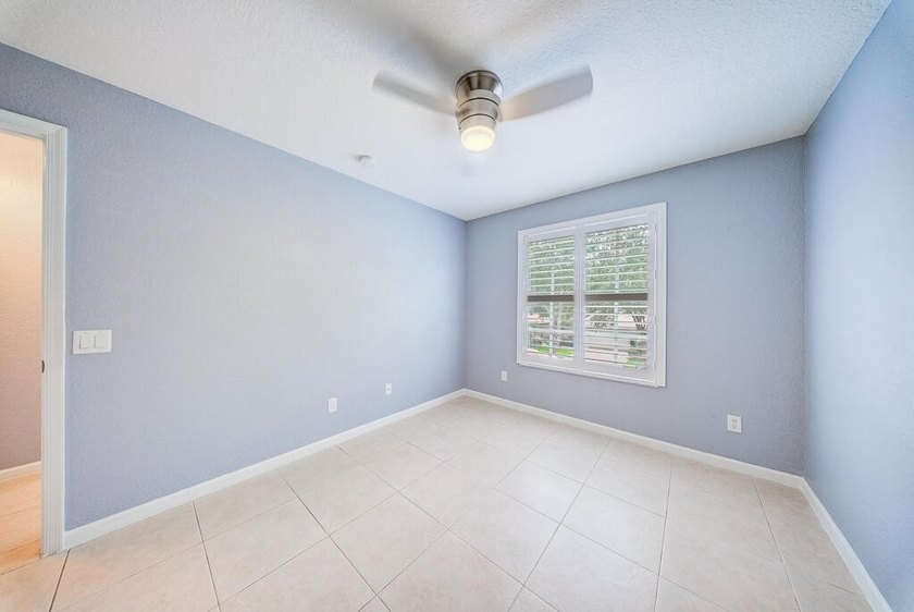 Welcome to this beautifully maintained 4-bedroom, 2.5-bathroom - photo 33