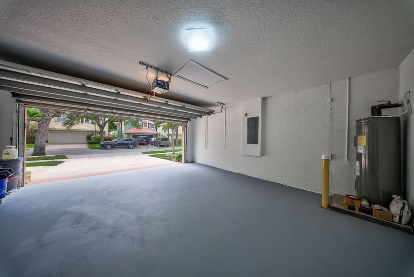 Welcome to this beautifully maintained 4-bedroom, 2.5-bathroom - photo 34
