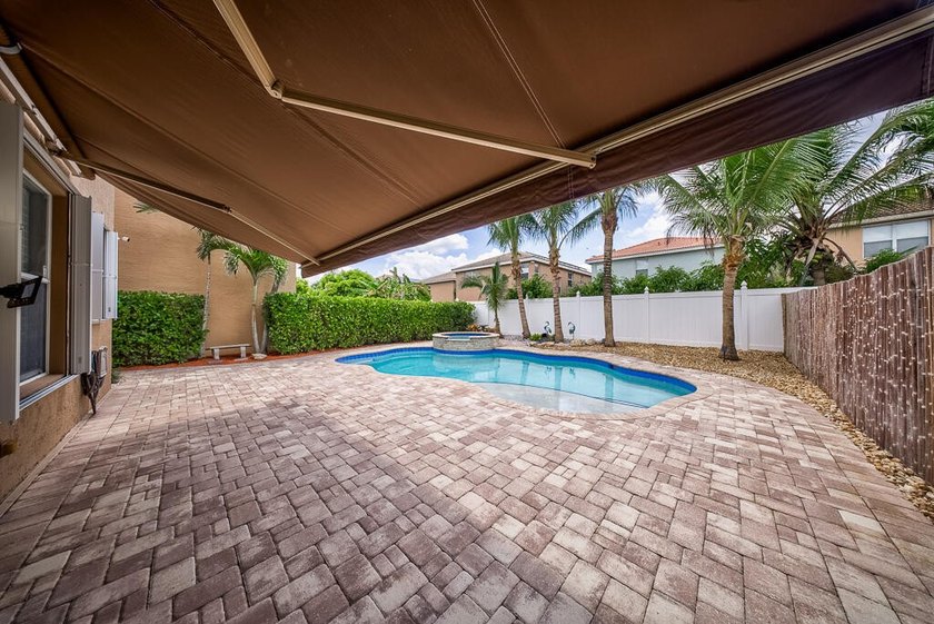 Welcome to this beautifully maintained 4-bedroom, 2.5-bathroom - photo 35