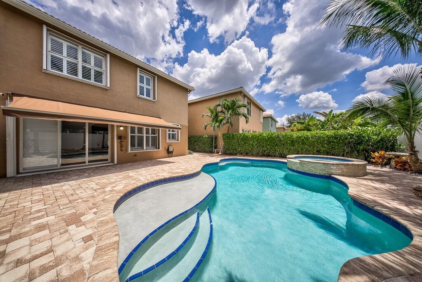 Welcome to this beautifully maintained 4-bedroom, 2.5-bathroom - photo 36